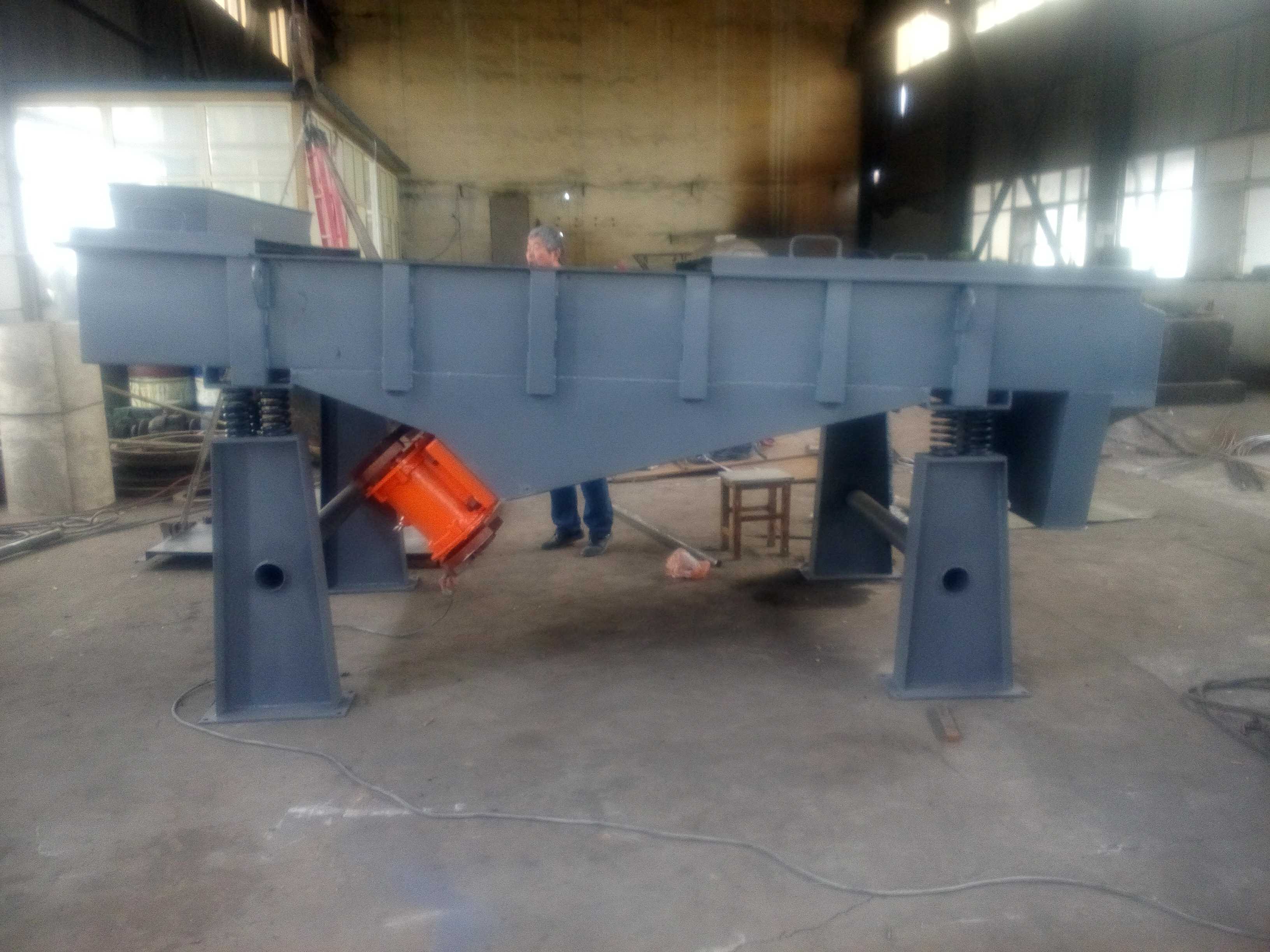 拉網(wǎng)式直線振動篩詳細(xì)技術(shù)參數(shù)及圖紙 拉網(wǎng)式直線振動篩詳細(xì)技術(shù)參數(shù)及圖紙